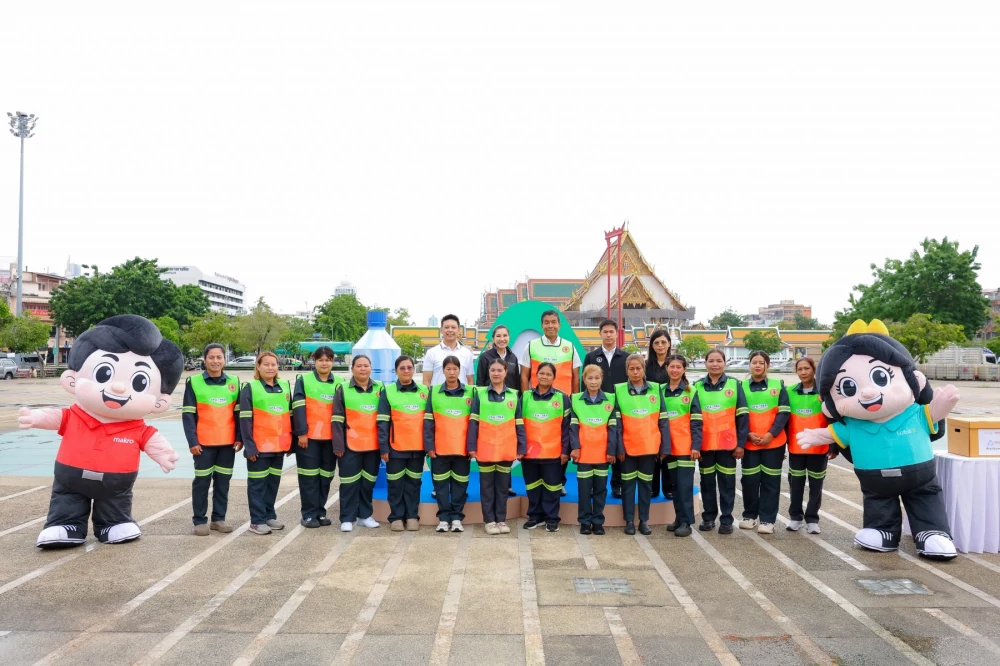 ซีพี แอ็กซ์ตร้า เดินหน้าโครงการ “พลาสติก คืนค่า” ส่งมอบเสื้อกั๊กสะท้อนแสงจากขวดพลาสติกรีไซเคิลให้ ”พี่กวาด” สังกัด กทม.