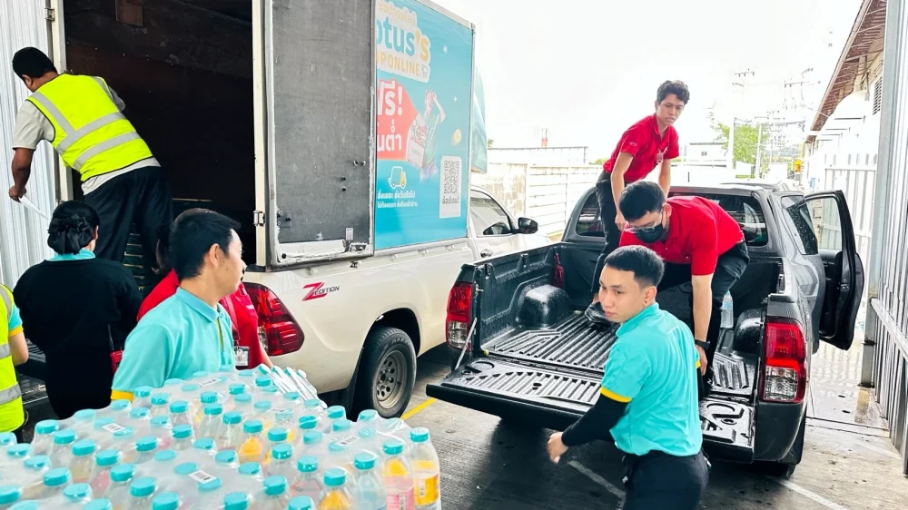แม็คโคร-โลตัส ระดมความช่วยเหลือผู้ประสบภัยน้ำท่วม ส่งอาหารพร้อมรับประทาน เครื่องดื่ม และของใช้จำเป็น ถึงพื้นที่ประสบภัย
