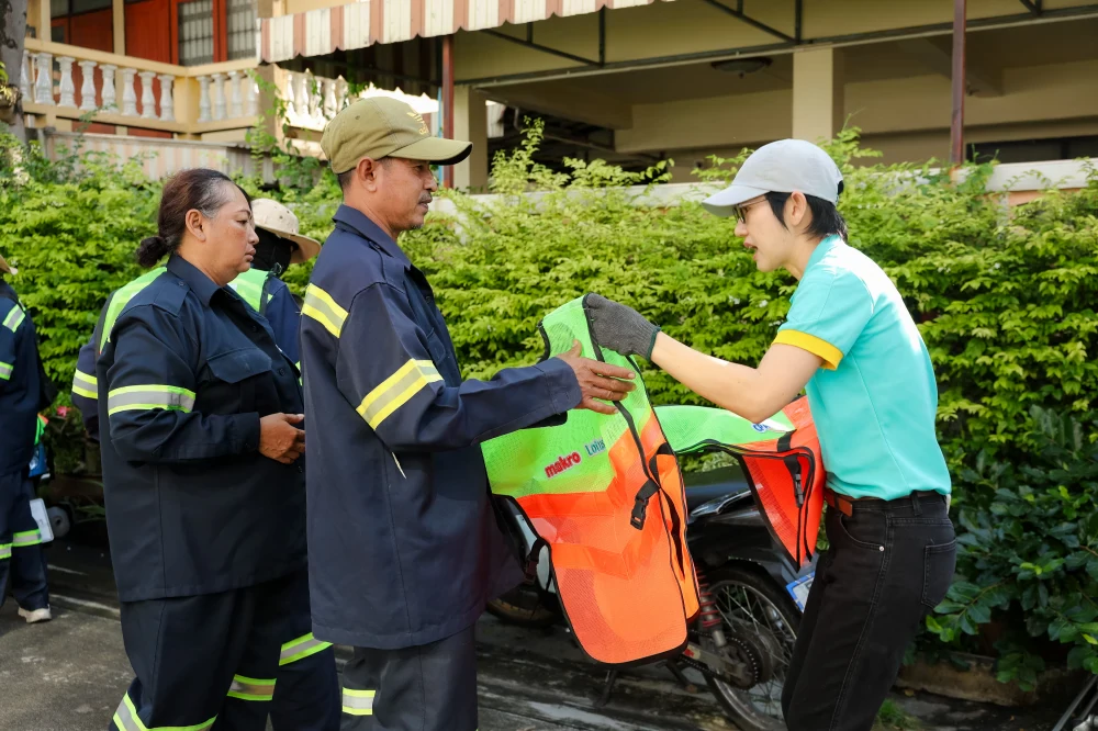 CP AXTRA Turns Recycled Plastic into Reflective Vests Supporting Bangkok’s Big Cleaning Efforts After the Floods
